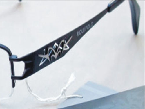 镜腿外侧雕刻品牌